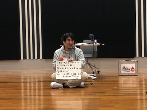 「カンペッ!!」のコーナーに臨む佐久間宣行。