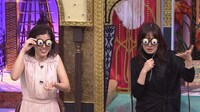 左から神田愛花、菅野美穂。(c)日本テレビ