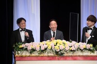 上方漫才協会会長の中田カウス（中央）と、授賞式のMCを務めたアインシュタイン。