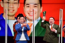 大賞を受賞したミルクボーイ。