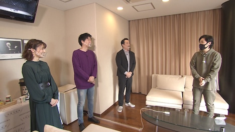 本番を控える清塚信也（右端）の楽屋を訪れる藤崎マーケットら。