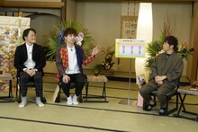 左からアインシュタイン、陣内智則。(c)読売テレビ