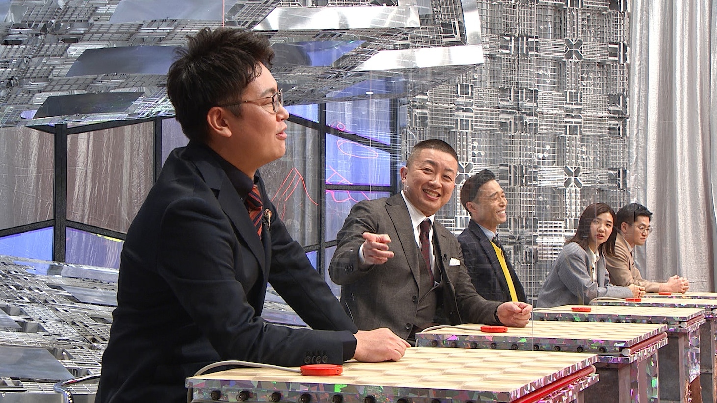 「NO.1ツッコミGP KIREAJI」に挑戦者として出演する（左から）銀シャリ橋本、チョコレートプラネット松尾、カミナリたくみ、3時のヒロイン福田、東京ホテイソンたける。