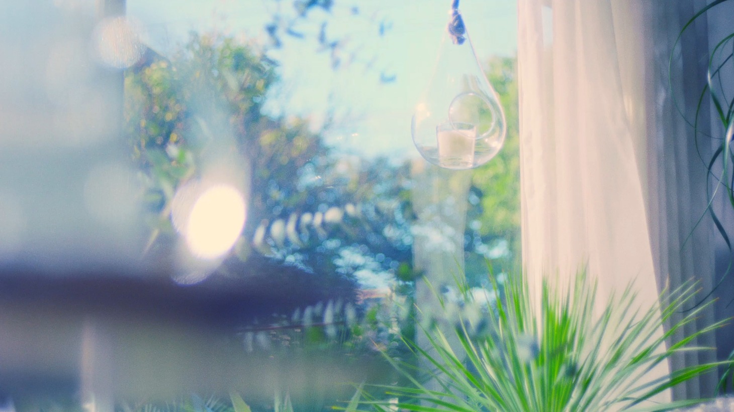 WebCM「おうちエガ」編より。