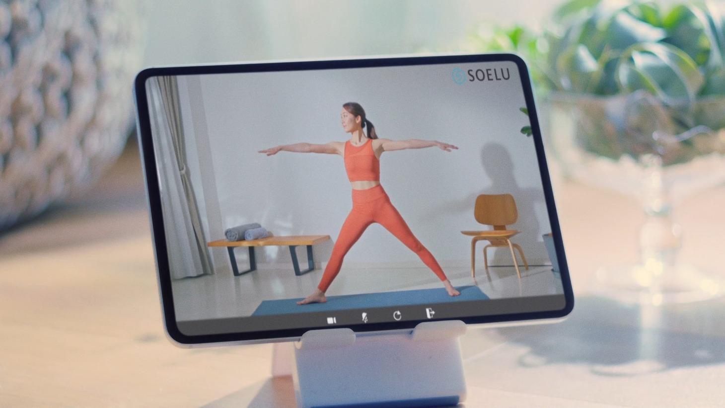WebCM「おうちエガ」編より。