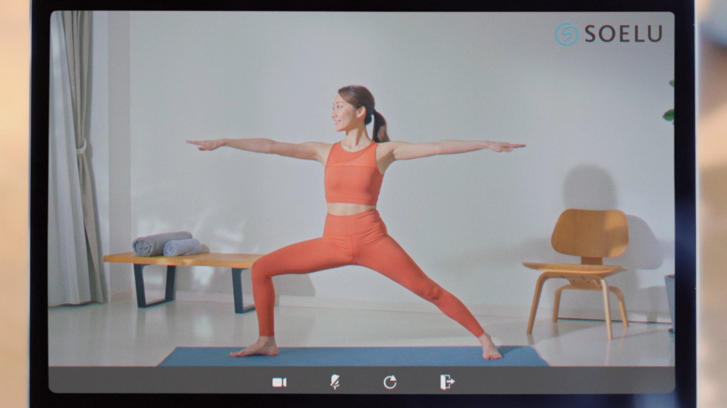 WebCM「おうちエガ」編より。