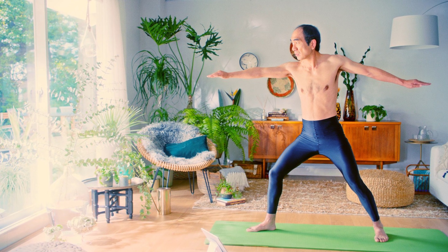 WebCM「おうちエガ」編より。