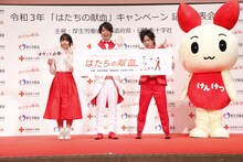 左から山之内すず、ぺこぱ。