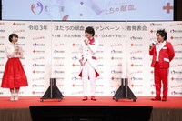 左から山之内すず、ぺこぱ。