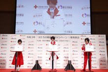 左から山之内すず、ぺこぱ。