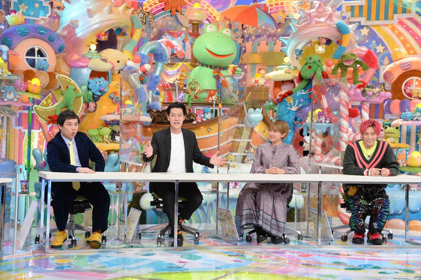 「アメトーーク！」に出演する（左から）霜降り明星、ラランド・サーヤ、EXIT兼近。