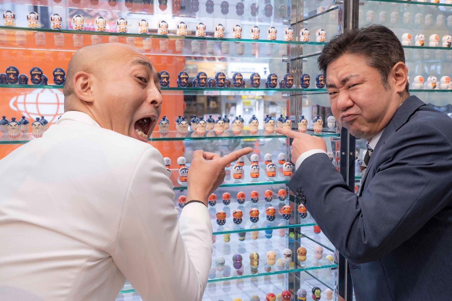 「食玩ジャパン」プロジェクトで実施されている食玩展示を楽しむ錦鯉。