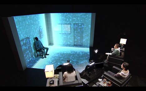 プロジェクションマッピングで事件現場が再現されるスタジオの様子。(c)フジテレビ