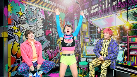 EXITとフワちゃん(中央)。(c)TBS