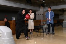 ピース又吉がボウリングに臨むワンシーン。