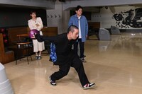 千鳥・大悟がボウリングに臨むワンシーン。