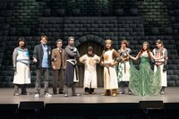 公開ゲネプロ参加したキャスト、スタッフ。左からシソンヌ長谷川、福田雄一、シソンヌじろう、賀来賢人、矢本悠馬、山田孝之、小関裕太、新妻聖子、三浦宏規。