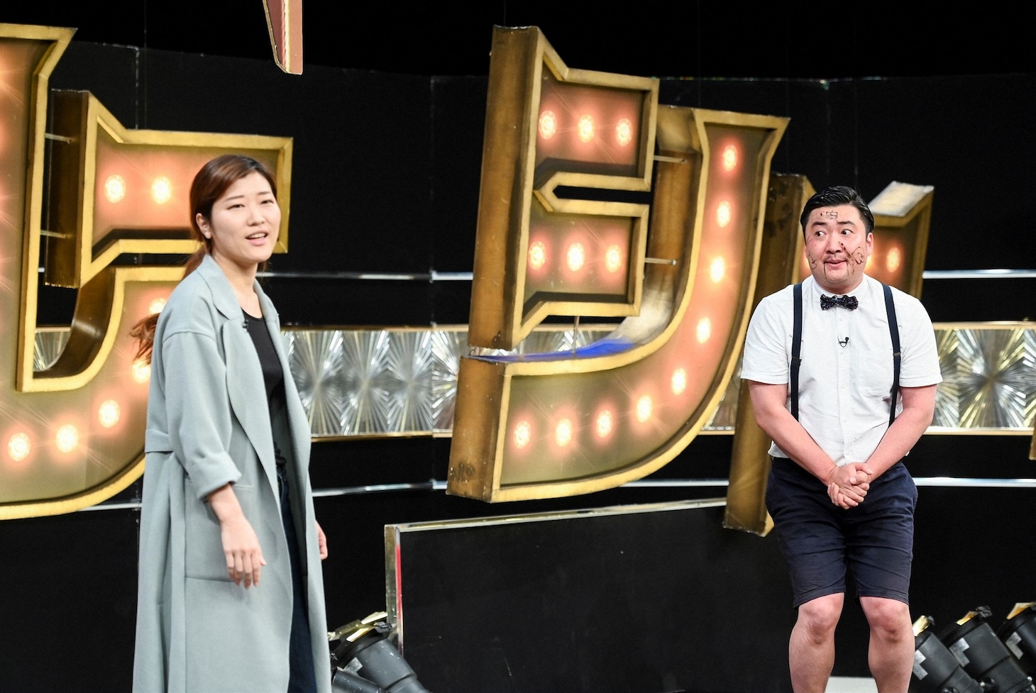（左から）ヒコロヒー、コネオ・インターナショナル。