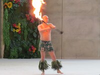 ファイヤーダンスに挑戦する、あばれる君。(c)tbc東北放送