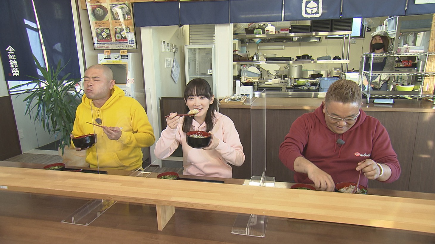 シラスを堪能する（左から）あばれる君、生駒里奈、サンドウィッチマン伊達。(c)tbc東北放送