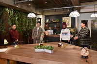 （手前左から）かまいたち、天竺鼠と、早川聖来（後方）。