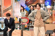 左から岡田将生、志尊淳。(c)日本テレビ