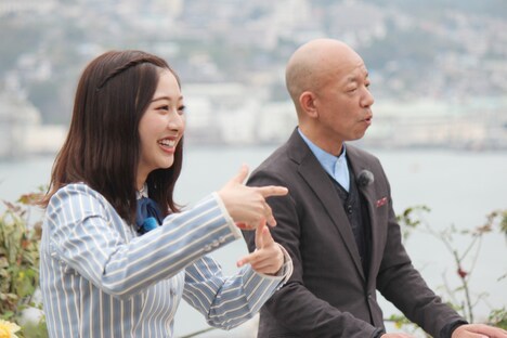 左から富田鈴花、バイきんぐ小峠。