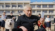 松本人志が出演するソフトバンクのCMシリーズ「学割HERO’S」より、新作「親孝行」編のワンシーン。