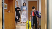 (左から)松本人志、小池栄子、寺田心が出演するCM「親孝行」編のワンシーン。