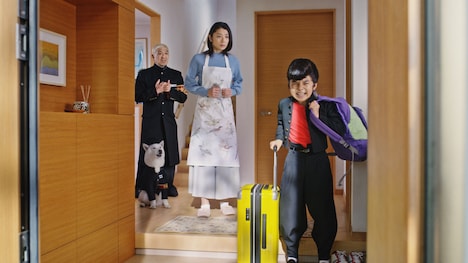 (左から)松本人志、小池栄子、寺田心が出演するCM「親孝行」編のワンシーン。