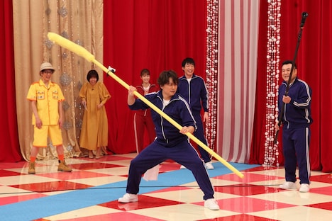 香取慎吾（中央）ら。