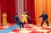「アンタッチャブルのおバカワいい映像バトル どうぶつ軍VSにんげん軍」で綱引きをする香取慎吾（左から2人目）とアンタッチャブル、麒麟・川島（後方中央）、山崎夕貴アナ（左）。
