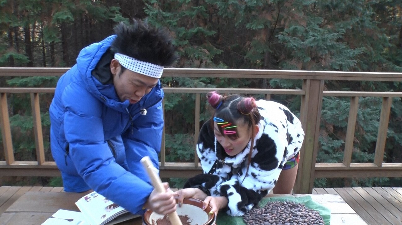 チョコ作りに臨む（左から）サンシャイン池崎、フワちゃん。(c)TBS