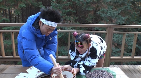 チョコ作りに臨む(左から)サンシャイン池崎、フワちゃん。(c)TBS