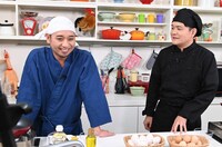 「テレビ千鳥」で目玉焼き作りに挑む千鳥。(c)テレビ朝日