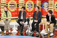 “なぜか外国人にだけモテモテ女子”のトークを聞く次長課長とアインシュタイン。