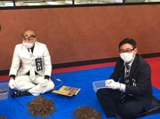 レア貨幣を探す、錦鯉。(c)テレビ朝日