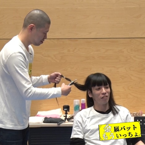 金属バット小林（左）が相方・友保（右）の髪を切るワンシーン。