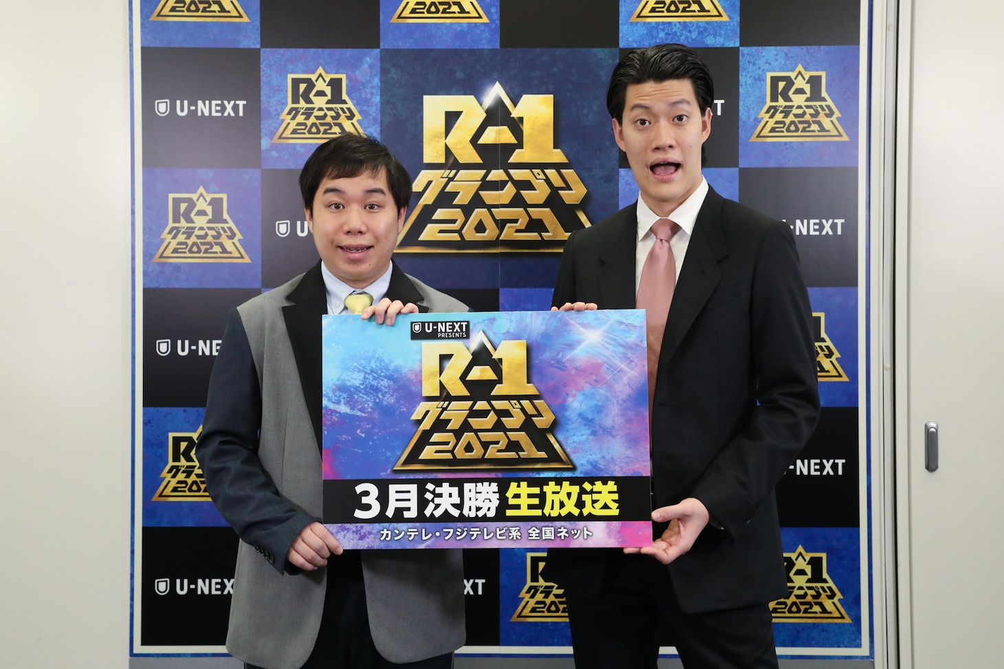 「R-1グランプリ2021」決勝のMCを務める霜降り明星。(c)関西テレビ