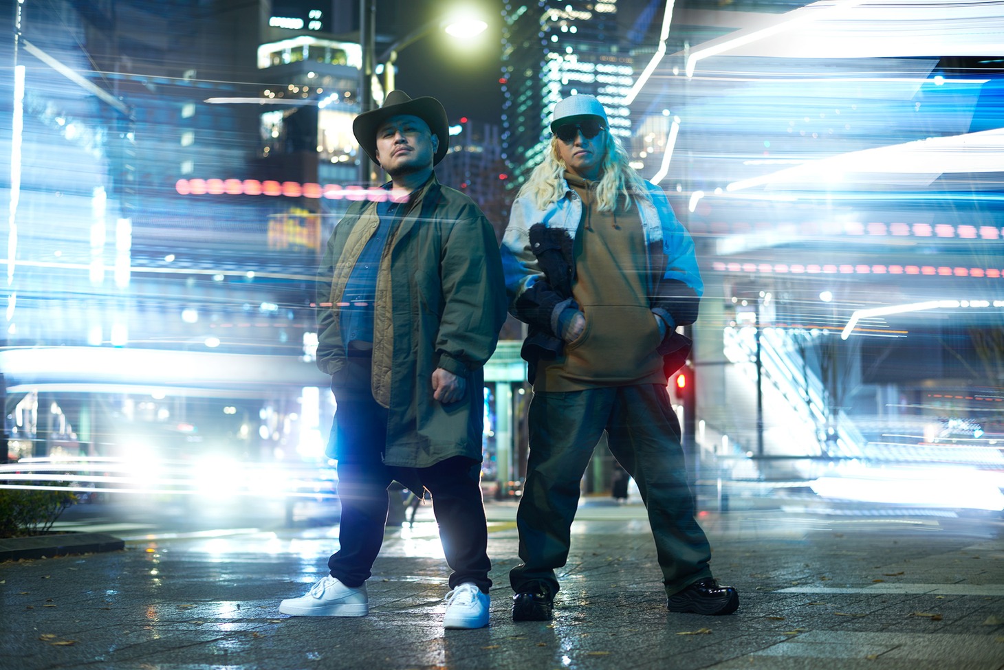 左からハリウッドザコシショウ、DJ KOO。