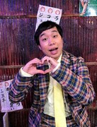 「昭和に胸キュン♪せいやとレトロ好き」MCの霜降り明星せいや。