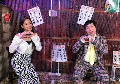 ゲストの池田美優（左）とMCの霜降り明星せいや（右）。