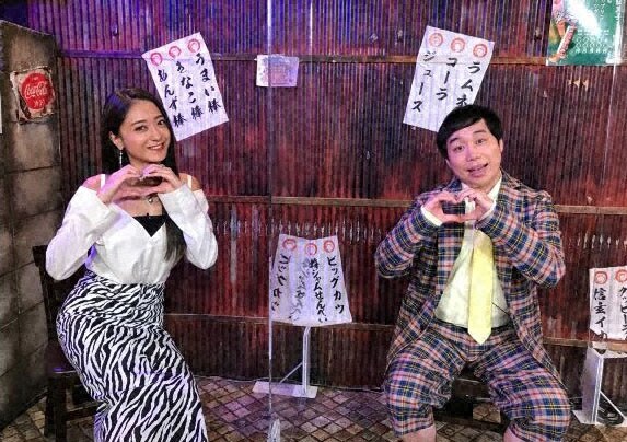 ゲストの池田美優（左）とMCの霜降り明星せいや（右）。