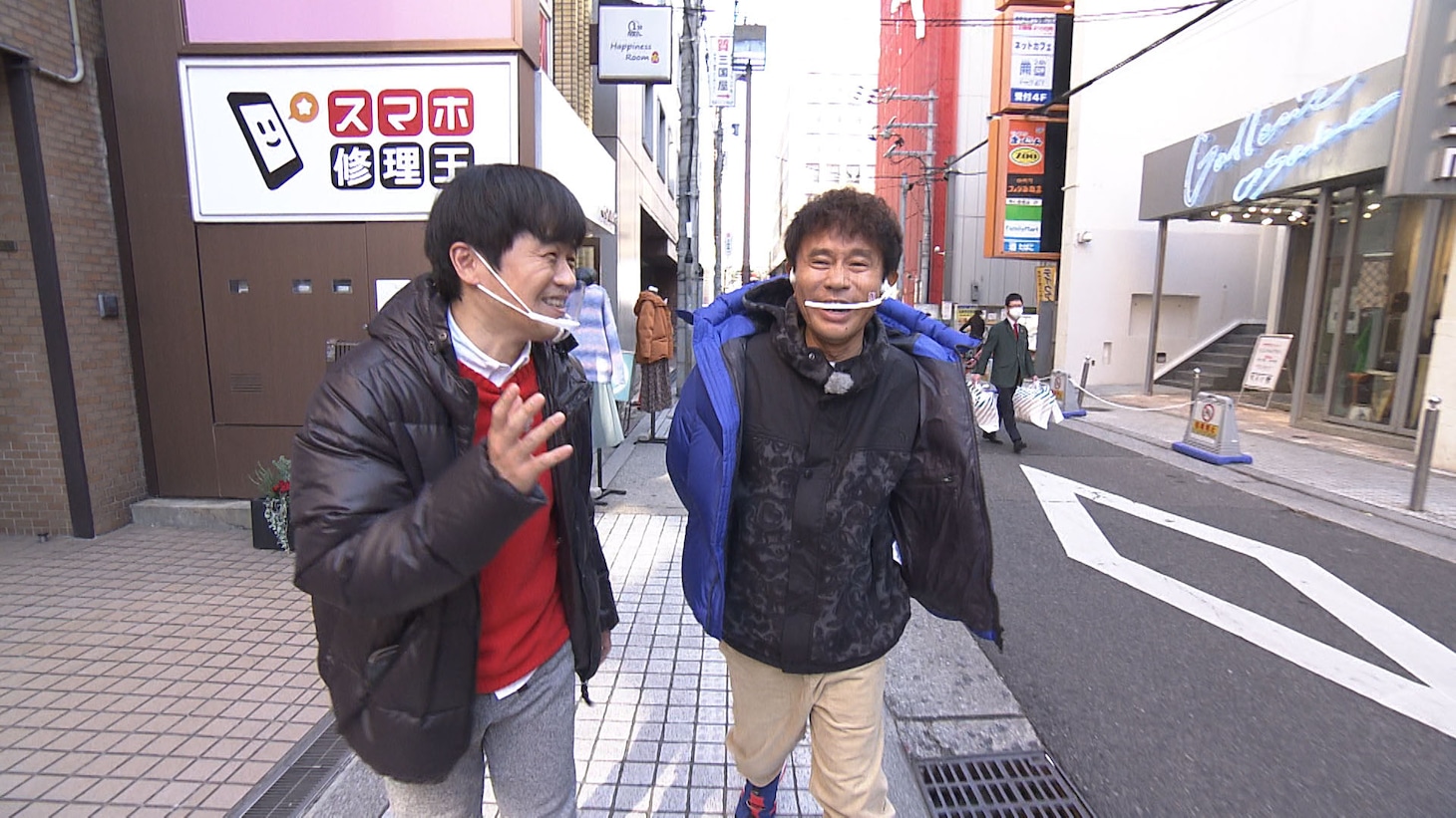 心斎橋にあるパンツ専門店へ向かうバカリズム（左）とダウンタウン浜田（右）。