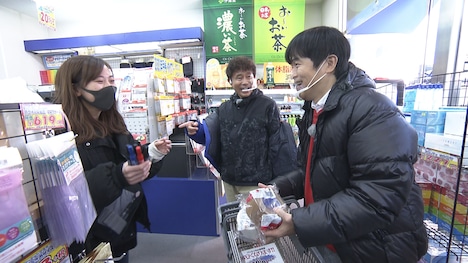 スタッフが使うロケグッズを大量購入するバカリズム。