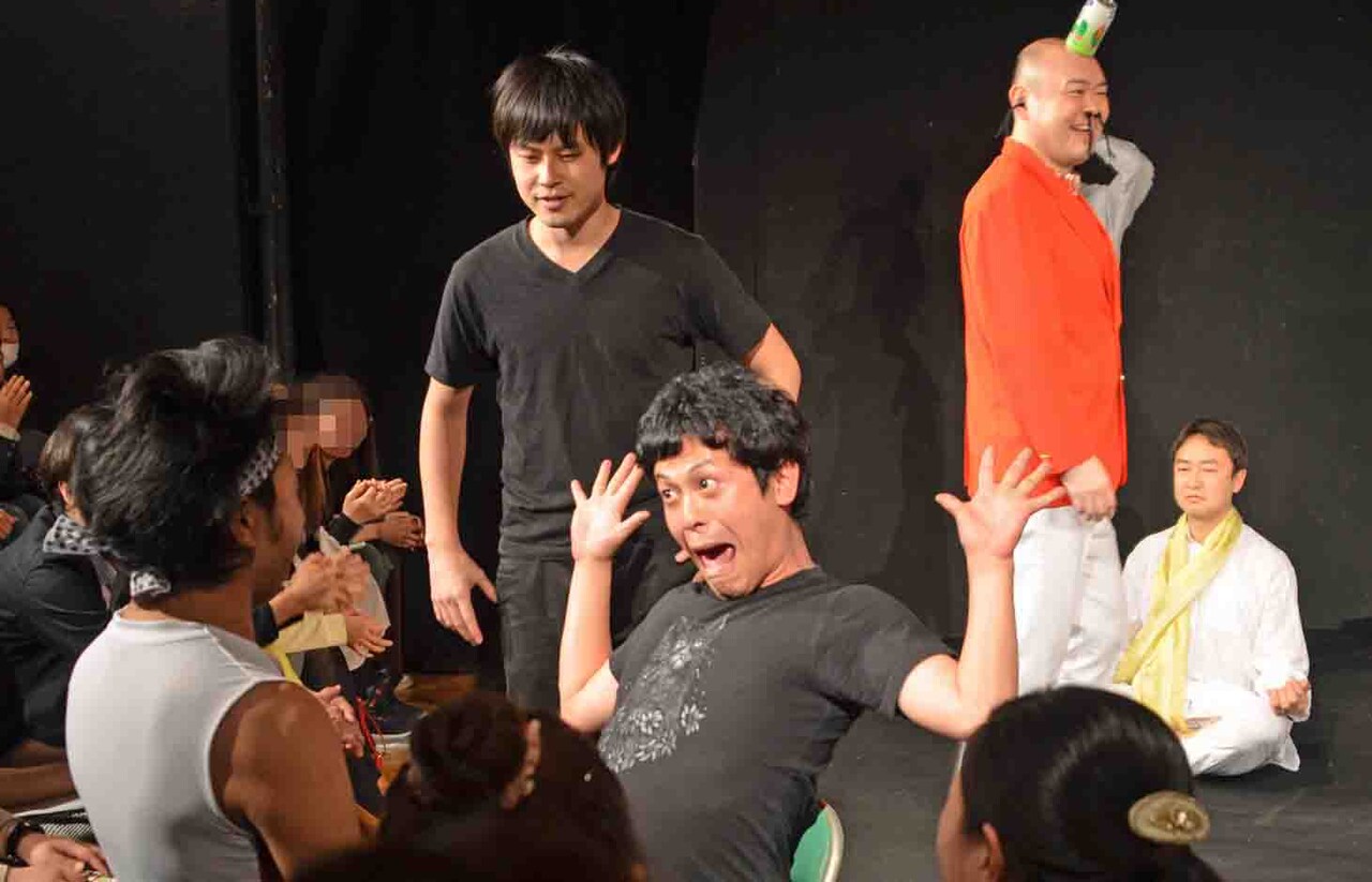 出場者たちは時に舞台上と客席の垣根を軽やかに飛び越える。