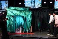 1枚目のベールが取られる様子。