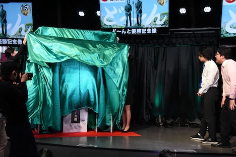 1枚目のベールが取られる様子。