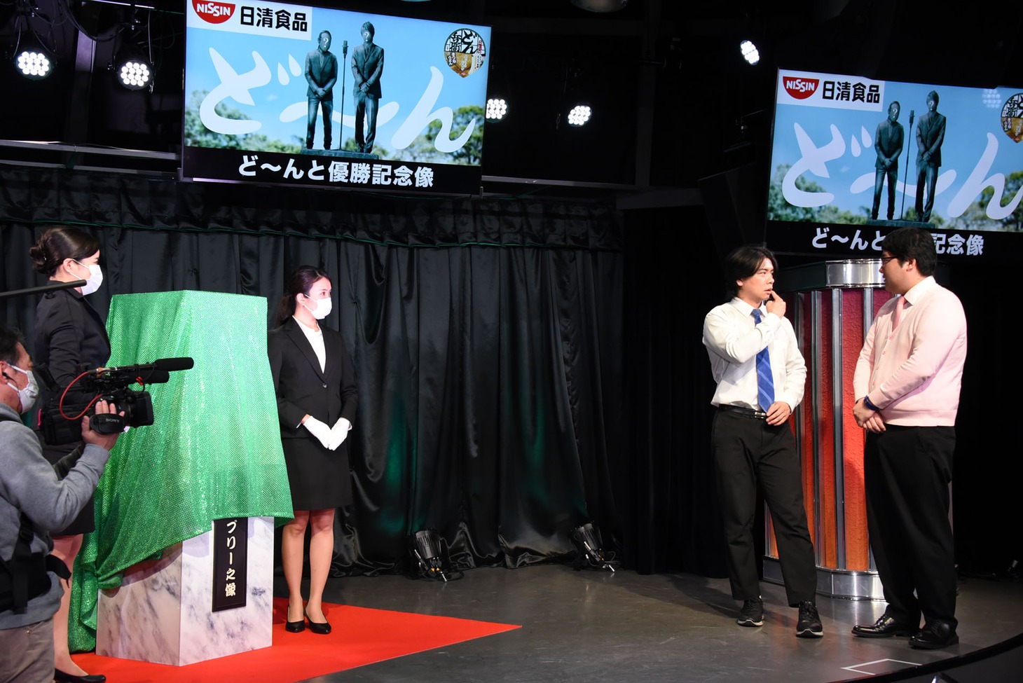 「ど～んと優勝記念像贈呈式」の様子。