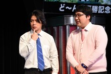 「記念像がクリスタル製なのでは？」と予想を立てるマヂカルラブリー野田クリスタル（左）。